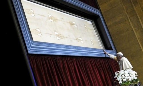 Turin: Tấm vải liệm thi thể Chúa Giê-su gây tranh cãi khi chứa ADN từ khắp thế giới