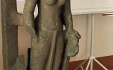 Người dân vớt được tượng nữ thần Saraswati dưới sông Cổ Chiên